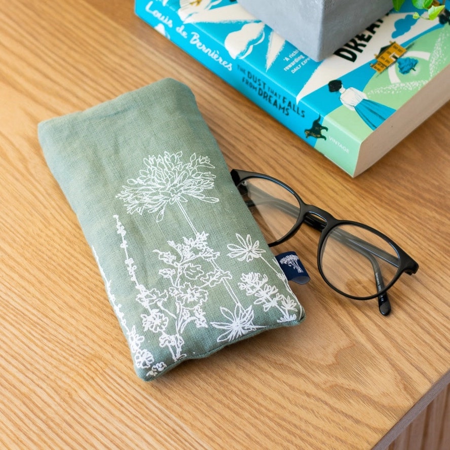 Helen Round Linen Glasses Case In Green